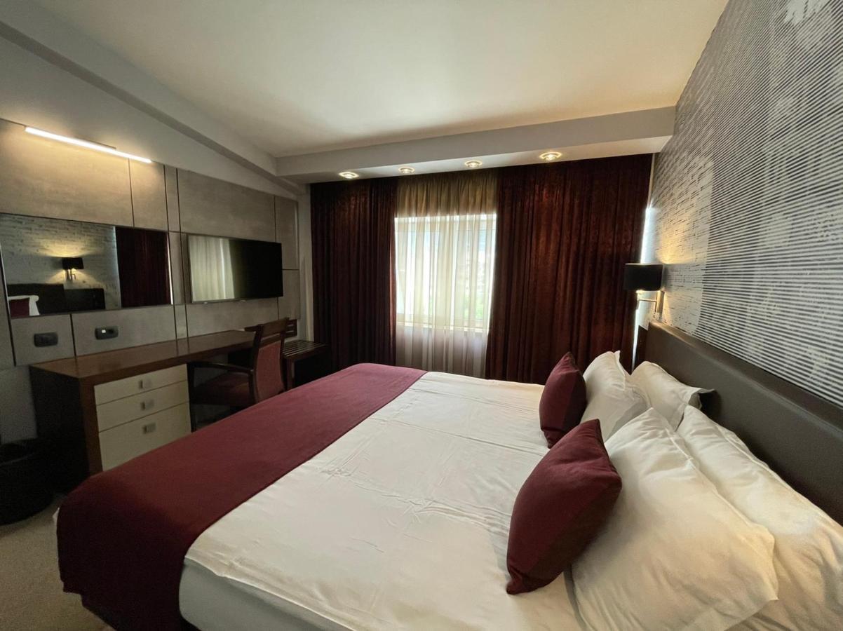 Queen'S Hotel - Zebra Centre Skopje Luaran gambar